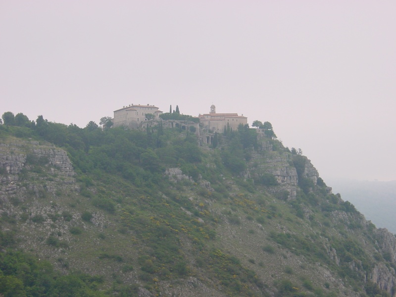 Gourdon Blick auf Ort.JPG -                                